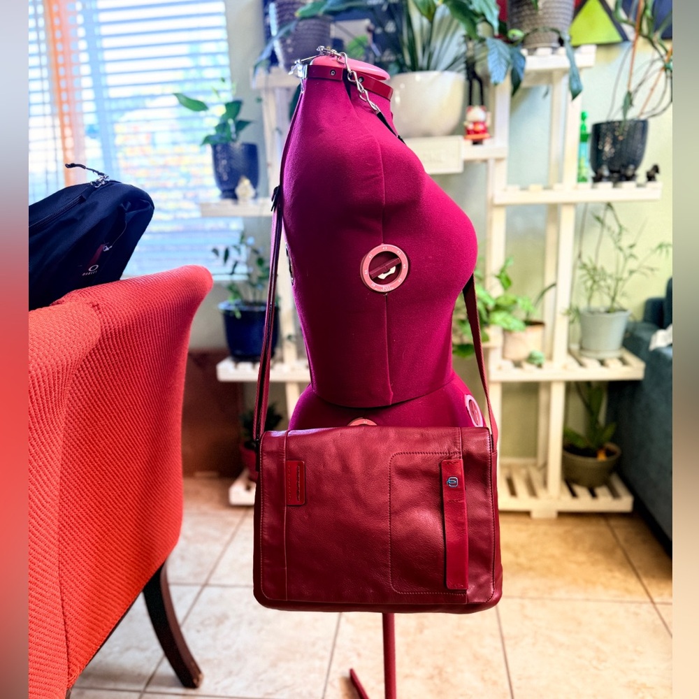 Piquardo Messenger/office/laptop bag. Genuine leather.